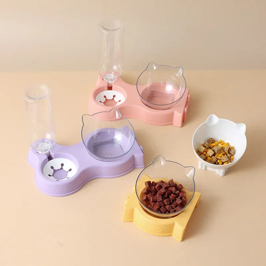 Assortiment de distributeur croquettes chat et chien 2-en-1 avec réserve d'eau automatique. L'image montre des gamelles surélevées et inclinées en coloris rose, mauve, jaune et blanc avec un design oreilles de chat. Ce distributeur croquettes par gravité assure une hydratation constante. Idéal comme distributeur croquettes chien de petite taille pour un confort cervical optimal.