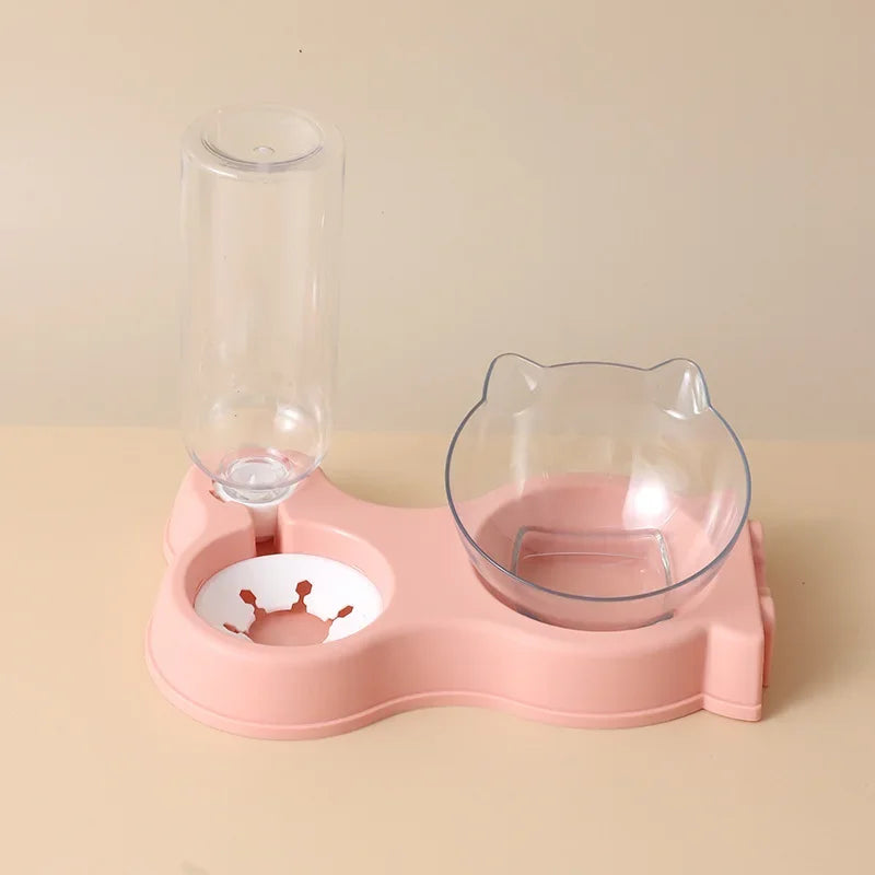 Station de nutrition 2-en-1 rose pastel comprenant un distributeur croquettes chat incliné et une réserve d'eau automatique. Le visuel montre le bol transparent en forme d'oreilles de chat et le flacon d'eau par gravité. Ce distributeur croquettes manuel assure un confort cervical et une hydratation constante. Parfait comme distributeur croquettes chien miniature pour un foyer moderne.