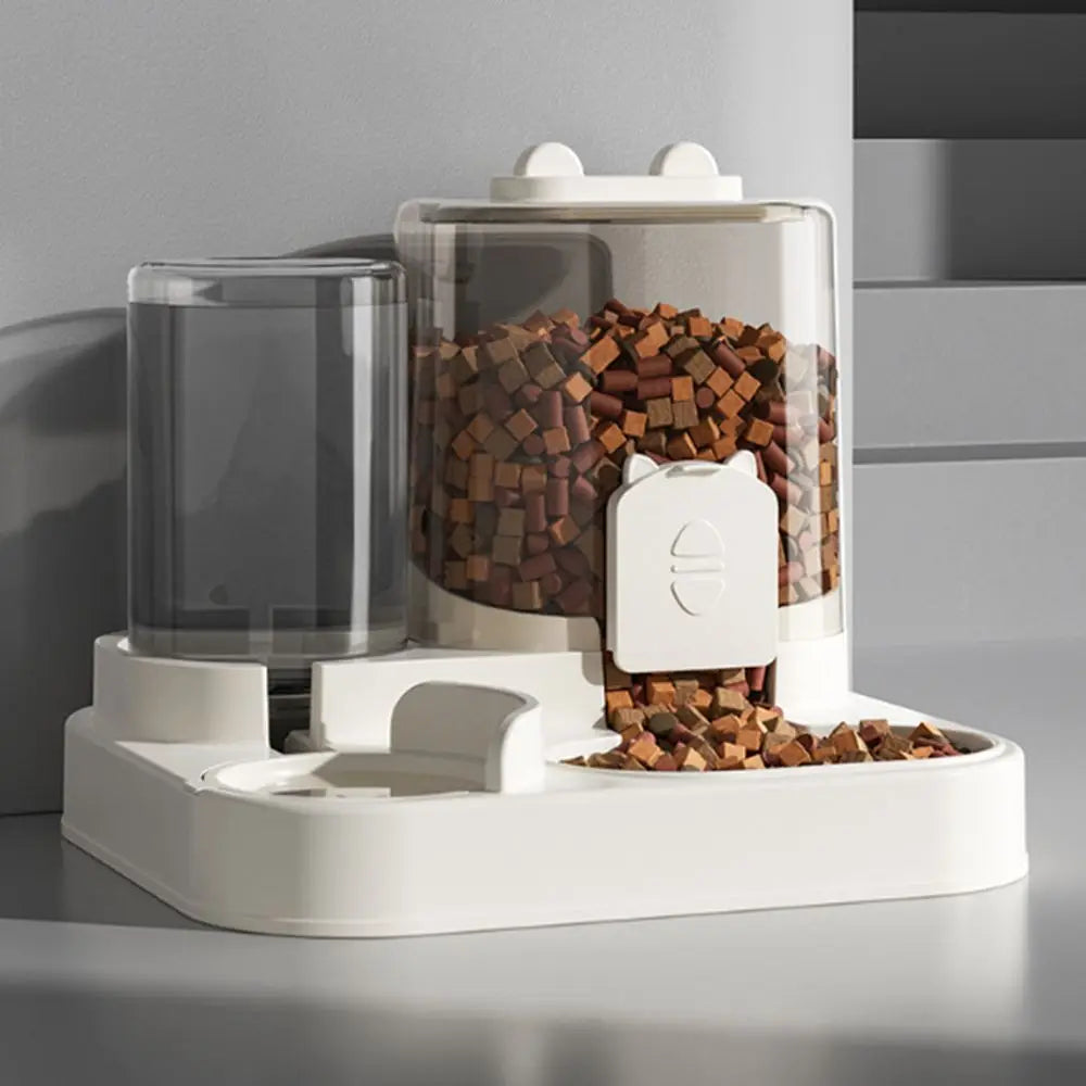 Station de nutrition 2-en-1 blanche et grise avec distributeur croquettes chat par gravité et abreuvoir automatique. Le visuel montre les réservoirs fumés protecteurs pour la fraîcheur des aliments. Ce distributeur croquettes assure une distribution continue sans piles. Idéal comme distributeur croquettes chien de petite taille pour une maison moderne.