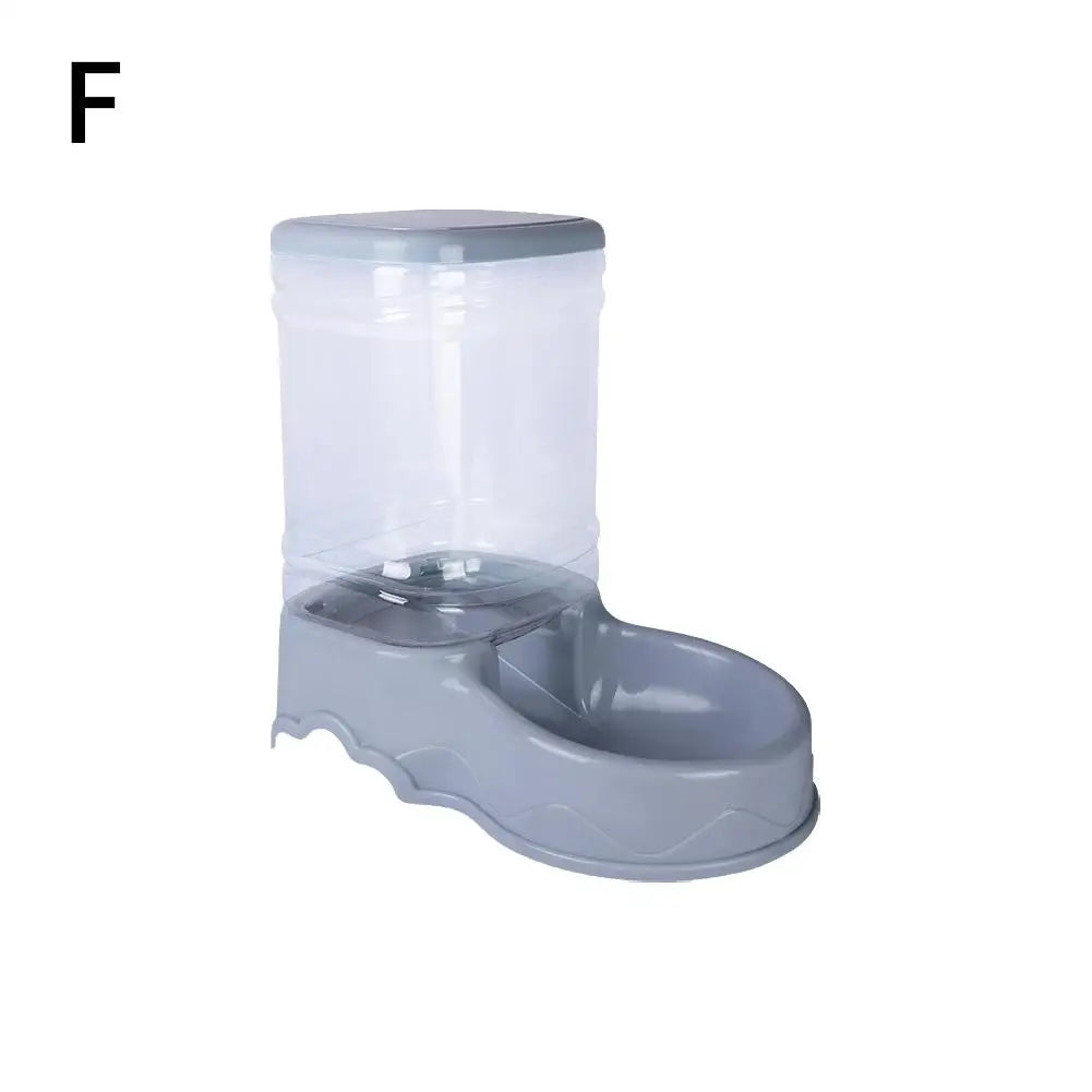 Vue de profil d'un distributeur croquettes chat gris urbain (Modèle F) avec réservoir transparent et couvercle amovible. Le visuel montre la goulotte de distribution automatique par gravité. Ce distributeur croquettes manuel assure une alimentation fraîche et constante sans piles. Idéal comme distributeur croquettes chien miniature pour une autonomie totale et un entretien facile.