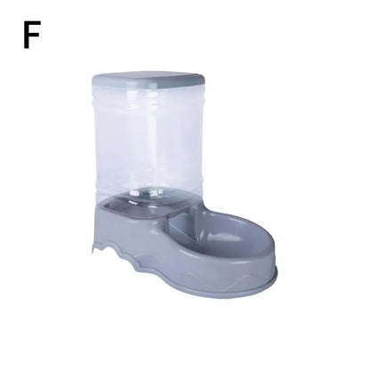 Vue de profil d'un distributeur croquettes chat gris urbain (Modèle F) avec réservoir transparent et couvercle amovible. Le visuel montre la goulotte de distribution automatique par gravité. Ce distributeur croquettes manuel assure une alimentation fraîche et constante sans piles. Idéal comme distributeur croquettes chien miniature pour une autonomie totale et un entretien facile.