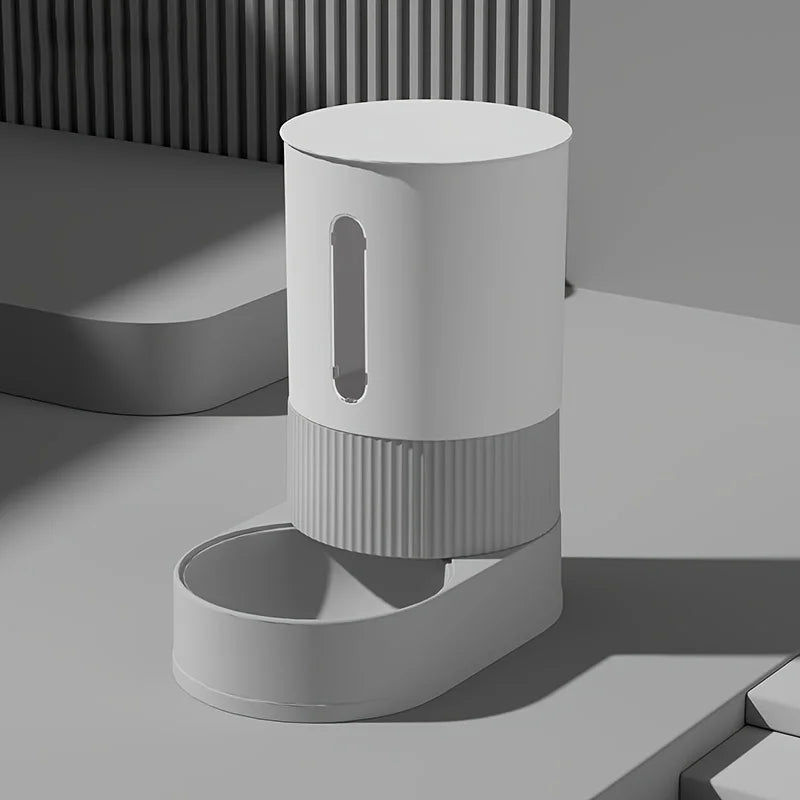 Vue de profil d'un distributeur croquettes chat et chien gris au design minimaliste et moderne. Le visuel met en avant le socle texturé strié et la fenêtre transparente pour le contrôle du niveau de nourriture. Ce distributeur croquettes automatique par gravité est une solution fiable et élégante sans piles. Parfait comme distributeur croquettes chien miniature pour un intérieur urbain et épuré.