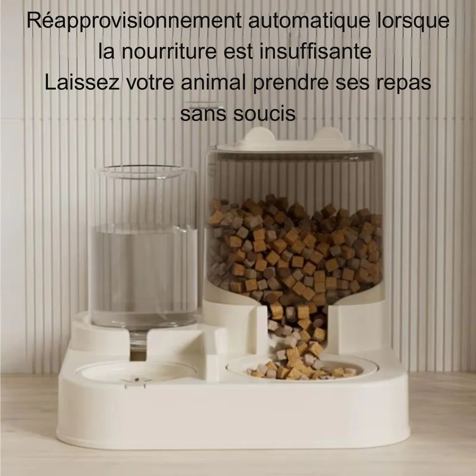 Infographie d'un distributeur croquettes chat et chien 2-en-1 montrant le réapprovisionnement automatique par gravité. Le visuel présente le réservoir fumé strié libérant des croquettes et le flacon d'eau plein. Ce distributeur croquettes garantit une autonomie alimentaire complète pour les repas de votre animal. Idéal comme distributeur croquettes chien de petite taille pour un usage sans soucis.