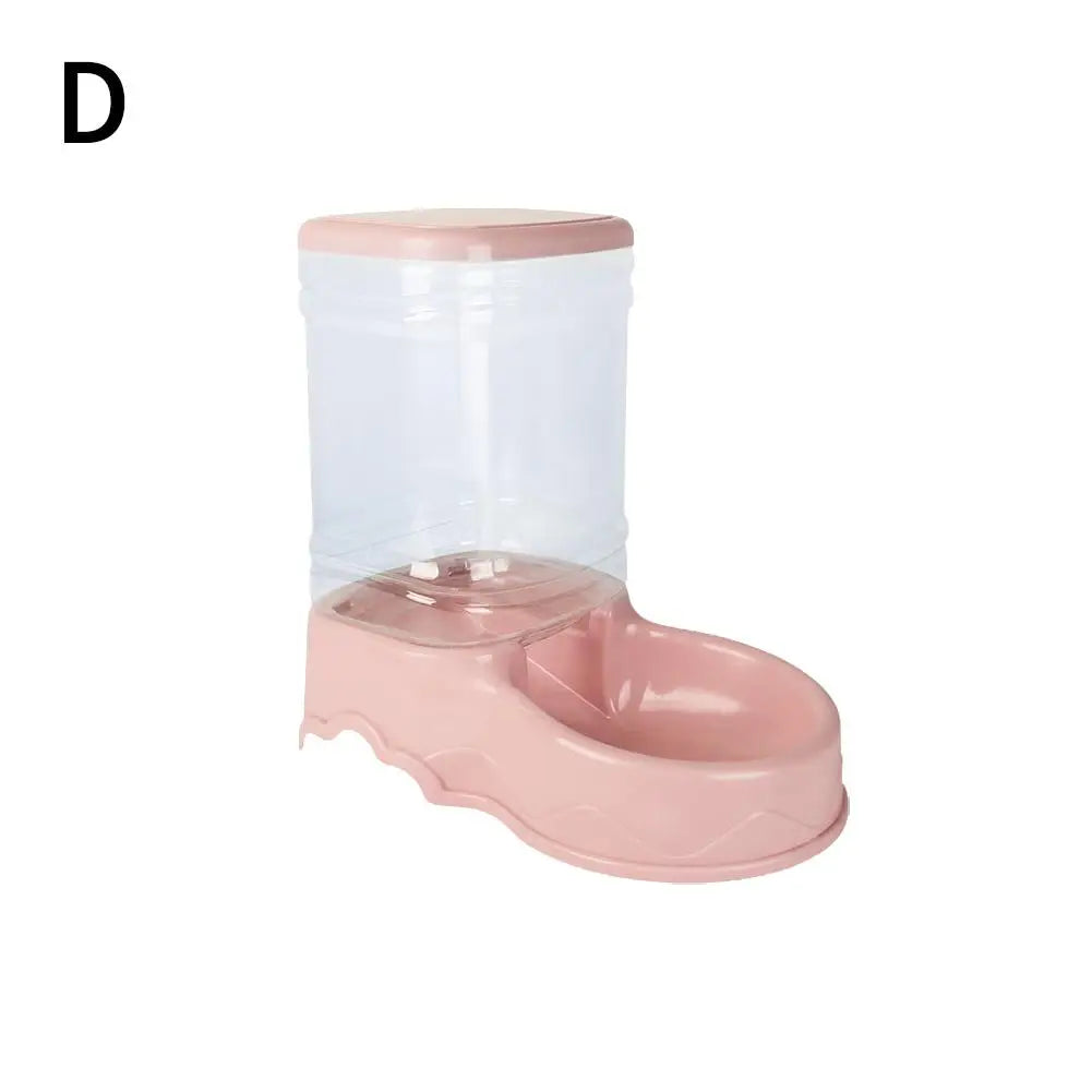 Vue de profil d'un distributeur croquettes chat rose poudré (Modèle D) avec réservoir transparent et couvercle amovible. Le visuel montre la goulotte de distribution automatique par gravité. Ce distributeur croquettes manuel assure une alimentation fraîche et constante sans piles. Idéal comme distributeur croquettes chien miniature pour une autonomie totale et un design élégant