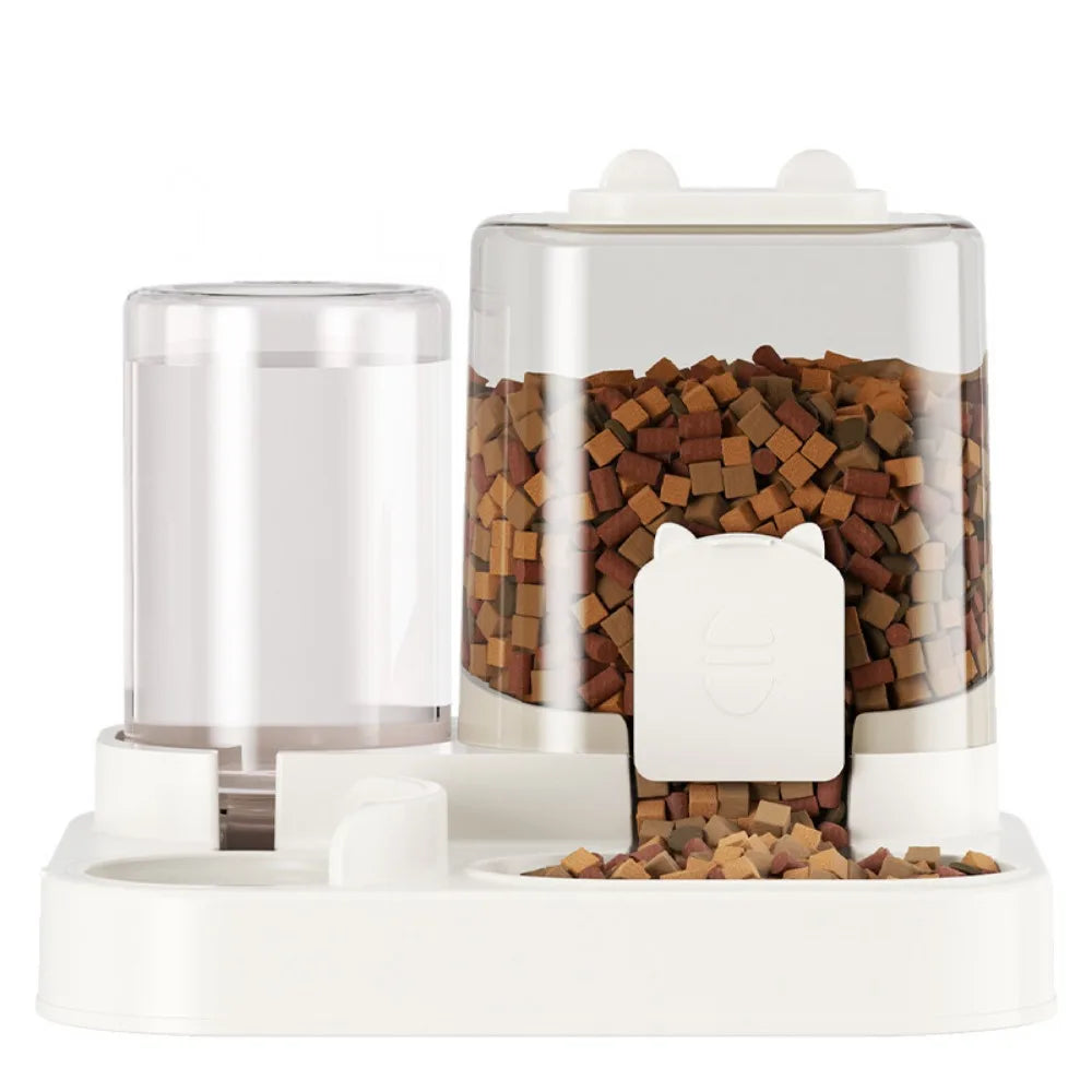 Station de nutrition 2-en-1 blanche avec distributeur croquettes chat par gravité et abreuvoir automatique. Le visuel montre les réservoirs totalement transparents pour un contrôle facile des niveaux d'eau et de grains. Ce distributeur croquettes manuel assure une autonomie totale sans électricité. Idéal comme distributeur croquettes chien de petite taille pour une gestion simplifiée.
