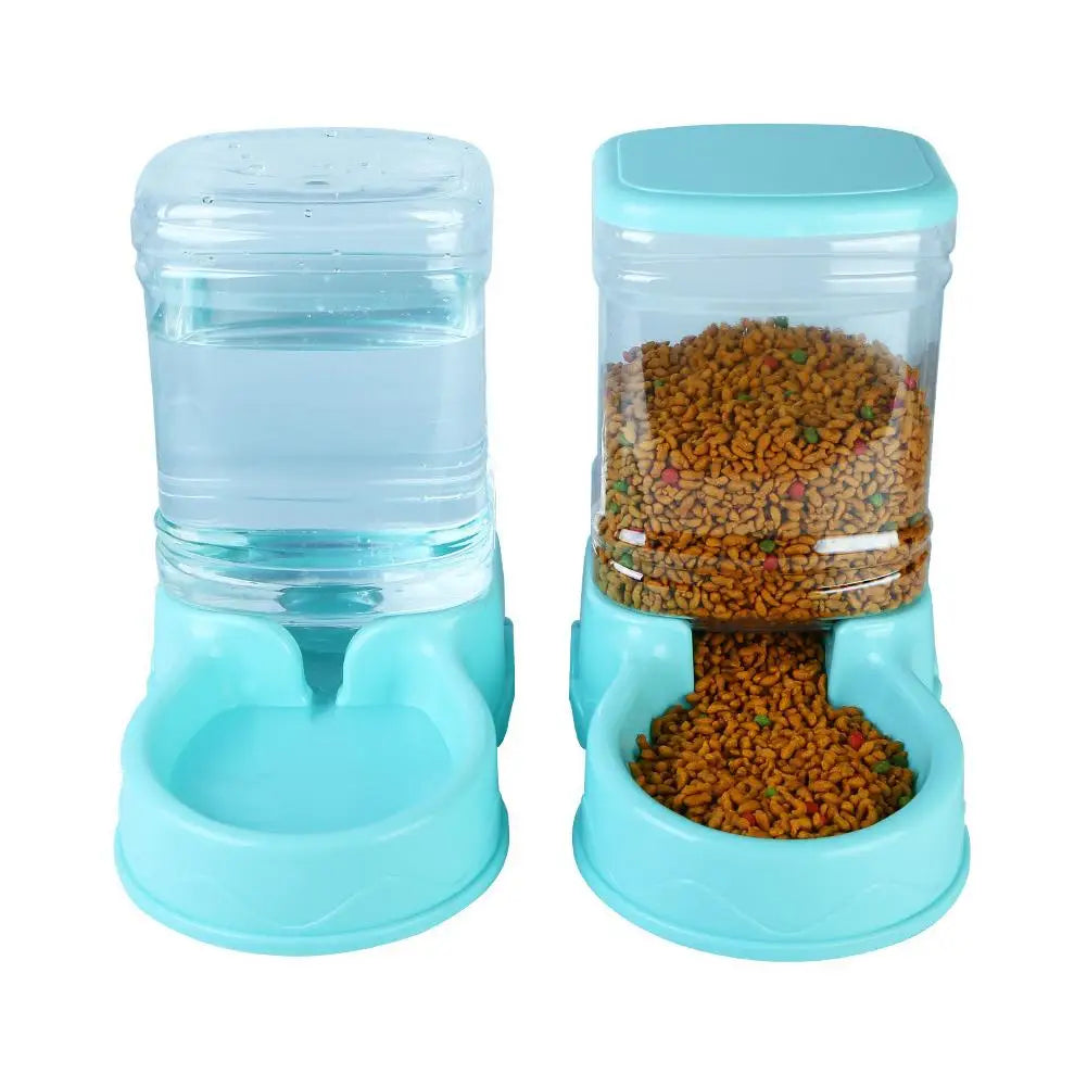 Duo de distributeur croquettes chat et abreuvoir automatique turquoise avec réservoirs transparents carrés. Le visuel montre le distributeur rempli de croquettes et la réserve d'eau pleine. Ce distributeur croquettes par gravité assure une alimentation et une hydratation constantes sans électricité. Idéal comme distributeur croquettes chien miniature pour garantir des repas frais en toute autonomie.