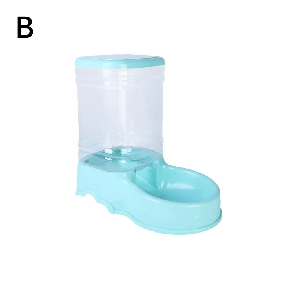 Vue de profil d'un distributeur croquettes chat turquoise (Modèle B) avec réservoir transparent et remplissage par le haut. Le visuel montre la goulotte de distribution automatique par gravité. Ce distributeur croquettes assure une alimentation fraîche et constante sans électricité. Idéal comme distributeur croquettes chien miniature pour une autonomie totale et un entretien facile.