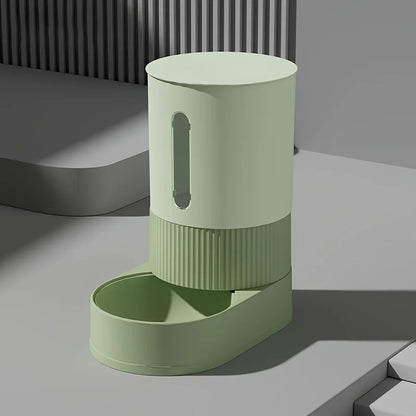 Vue de profil d'un distributeur croquettes chat et chien au design minimaliste vert sauge. Le visuel montre le réservoir texturé avec une fenêtre de visualisation verticale pour le niveau de nourriture. Ce distributeur croquettes automatique par gravité offre une solution esthétique et fiable sans électricité. Idéal comme distributeur croquettes chien de petite taille pour un intérieur moderne.