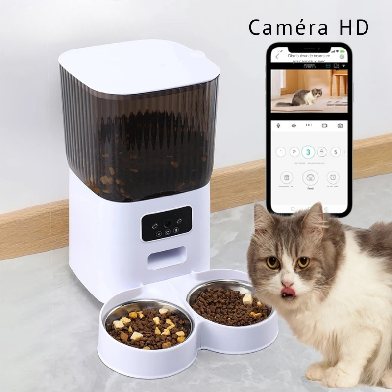 Grand distributeur croquettes chat et chien ZYFeeder avec double gamelle en acier inoxydable. Le visuel montre le réservoir transparent, la caméra HD intégrée et l'application smartphone de contrôle à distance. Ce distributeur croquettes automatique permet de nourrir deux animaux en même temps. Une solution de distributeur croquettes chien et chat intelligente pour surveiller les repas en vidéo HD.