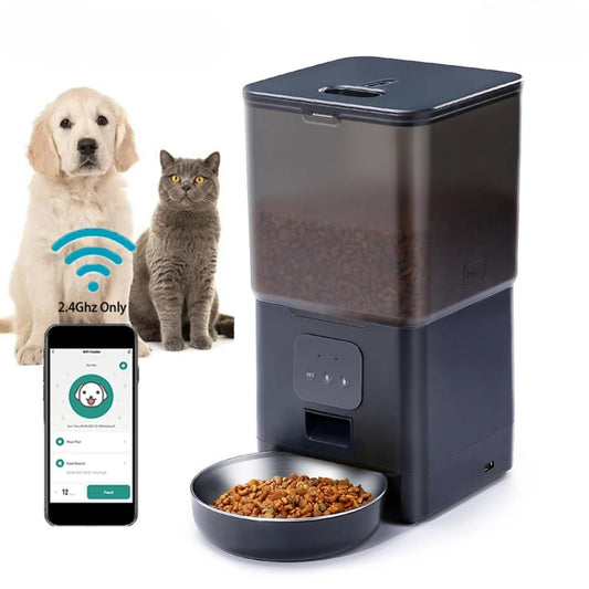 Distributeur automatique de croquettes noir connecté en Wi-Fi 2.4Ghz, pilotable via application smartphone pour programmer les repas d'un chat ou d'un chien.