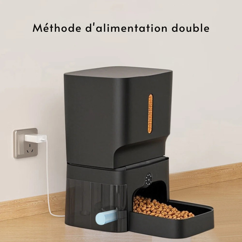 Grand distributeur croquettes chat et chien d'une capacité de 7 litres en noir mat. Le visuel montre le réservoir XL avec fenêtre de visualisation et caméra intégrée. Ce distributeur croquettes automatique est idéal pour nourrir votre animal pendant plusieurs semaines. Une solution de distributeur croquettes chien robuste et connectée pour une gestion parfaite de l'alimentation à distance.