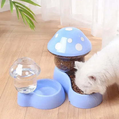 Distributeur combiné de croquettes et d'eau pour chat au design champignon bleu pastel, avec réservoirs transparents et un chat blanc en train de manger.