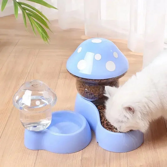 Distributeur combiné de croquettes et d'eau pour chat au design champignon bleu pastel, avec réservoirs transparents et un chat blanc en train de manger.