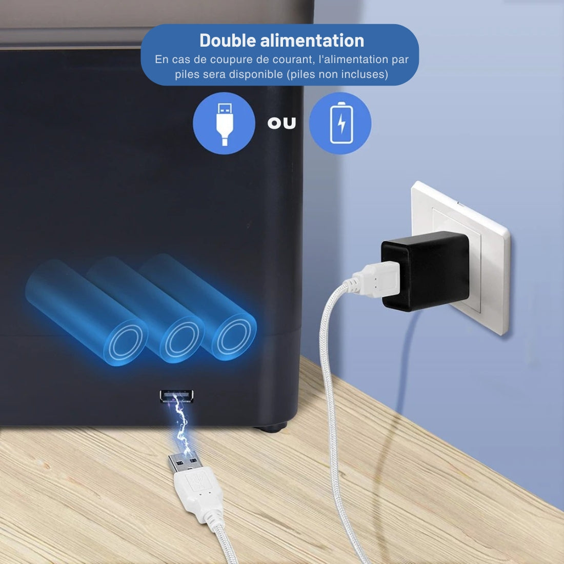Infographie du distributeur automatique de croquettes noir présentant le système de double alimentation : branchement USB sur secteur et compartiment pour 3 piles de secours afin de parer aux coupures de courant.