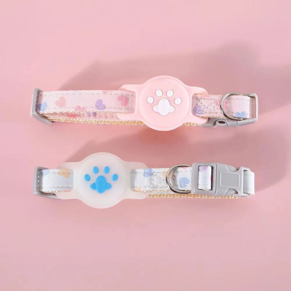 Duo de colliers gps pour chat pastels avec motifs cœurs et support AirTag patte de chat. L'image présente un modèle rose et un modèle bleu ciel avec boucle sécurisée breakaway grise et anneau métallique. Ce collier gps chat ajustable combine un design mignon et une protection fiable type collier gps à chat pour vos félins.