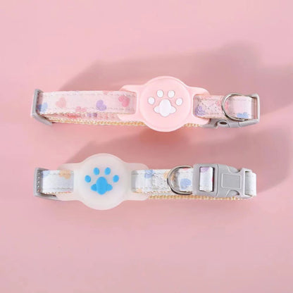 Duo de colliers gps pour chat pastels avec motifs cœurs et support AirTag patte de chat. L'image présente un modèle rose et un modèle bleu ciel avec boucle sécurisée breakaway grise et anneau métallique. Ce collier gps chat ajustable combine un design mignon et une protection fiable type collier gps à chat pour vos félins.