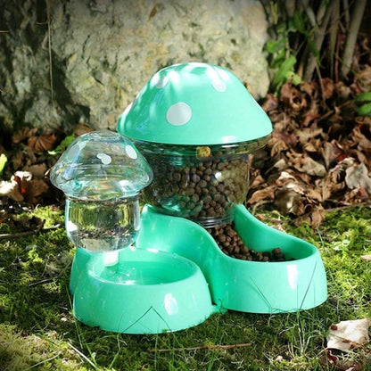 Ensemble assorti de distributeurs d'eau et de croquettes pour chat vert menthe en forme de champignon, posés sur de l'herbe et de la mousse dans un jardin naturel.