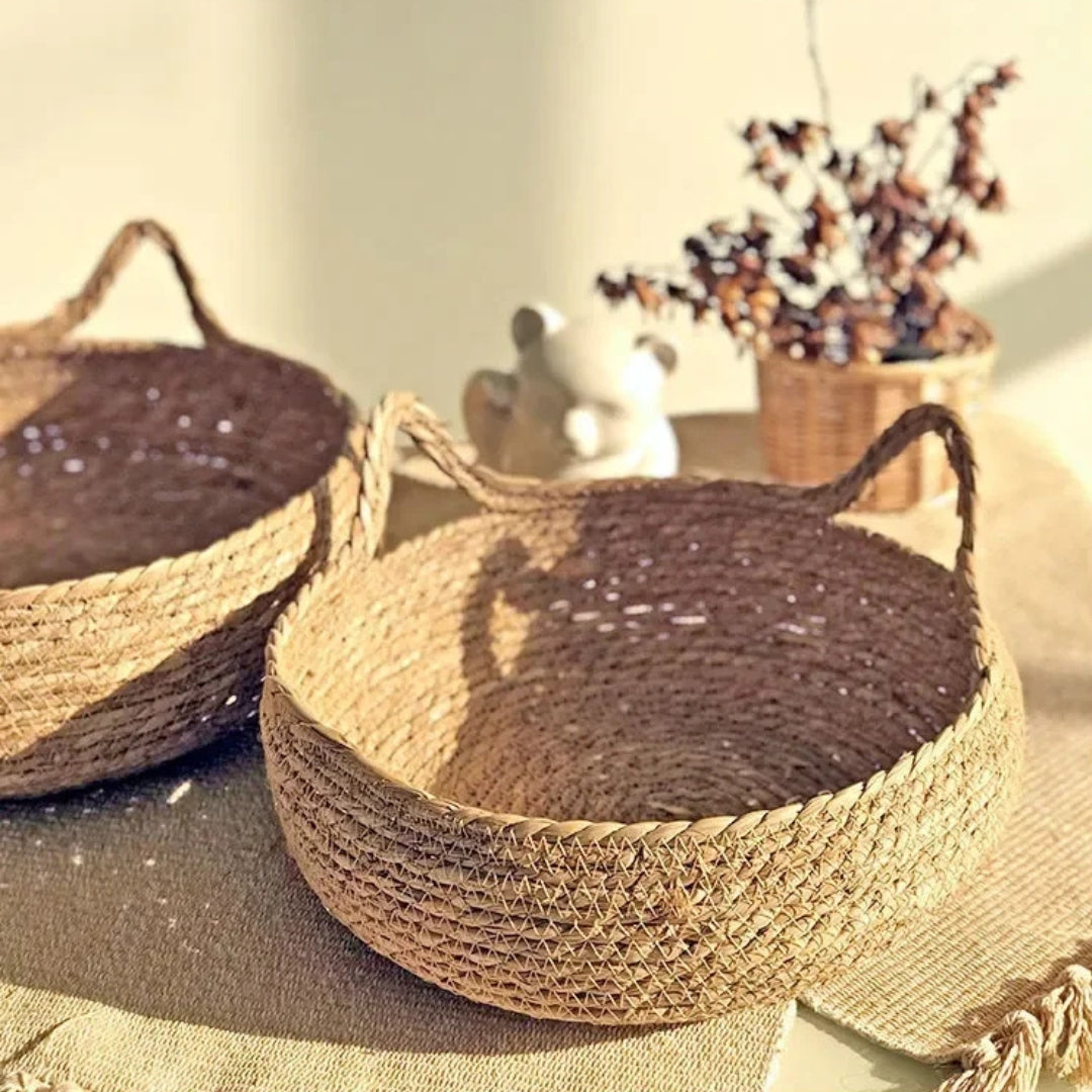 Duo de paniers pour chat en osier tressé naturel avec poignées en forme d'oreilles de chat, montrant la structure robuste en fibres végétales artisanales sur un tapis de jute.