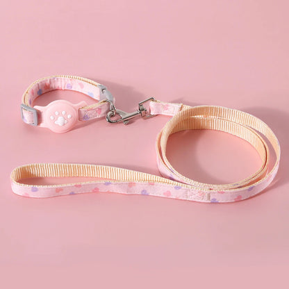 Ensemble collier gps pour chat et laisse assortie rose pastel à motifs cœurs. Le collier intègre un support traceur silicone et une boucle breakaway. Laisse robuste avec mousqueton chromé. Ce collier gps chat réglable assure sécurité et confort. Solution complète type collier gps à chat pour promenades sereines.