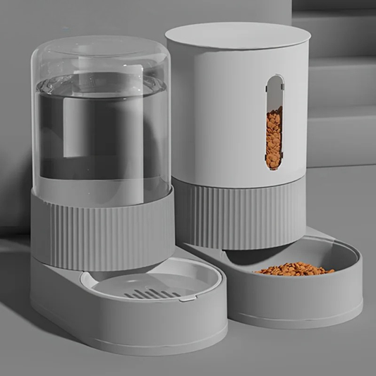 Duo de distributeur croquettes chat et abreuvoir assortis au design minimaliste gris strié. Le visuel montre le réservoir d'eau transparent et le distributeur de nourriture avec fenêtre de niveau. Ce distributeur croquettes automatique par gravité assure une autonomie totale sans électricité. Idéal comme distributeur croquettes chien de petite taille pour un intérieur moderne.
