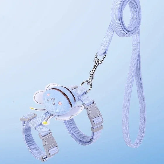Ensemble de promenade bleu ciel comprenant un harnais pour chat en velours côtelé et une laisse assortie. Le harnais est décoré d'une mignonne abeille bleue en peluche. Ce harnais chaton réglable avec boucles sécurisées offre confort et style pour les sorties. Accessoire harnais chat doux et résistant. Les Trésors d'Owka.