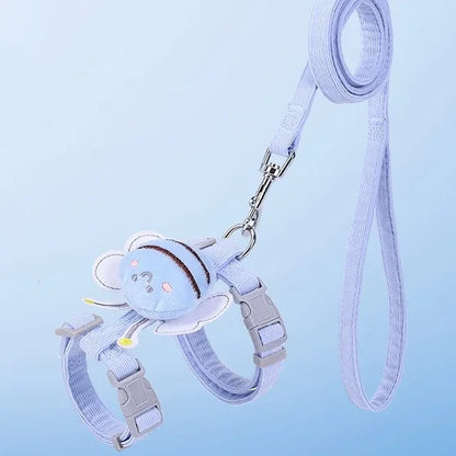 Ensemble de promenade bleu ciel comprenant un harnais pour chat en velours côtelé et une laisse assortie. Le harnais est décoré d'une mignonne abeille bleue en peluche. Ce harnais chaton réglable avec boucles sécurisées offre confort et style pour les sorties. Accessoire harnais chat doux et résistant. Les Trésors d'Owka.