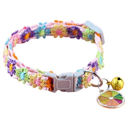 Un chaton porte un harnais pour chat jaune moutarde avec une clochette abeille. Image montrant avec des flèches les boucles de sécurité réglables. Harnais chaton doux et confortable, idéal comme premier harnais pour chat. Les Trésors d'Owka.