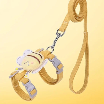 Ensemble assorti harnais pour chat et laisse de couleur ocre avec pendentif abeille. Visuel montrant les boucles réglables et le mousqueton de sécurité. Harnais chaton doux et sécurisé, parfait pour les premières sorties sans danger. Les Trésors d'Owka.