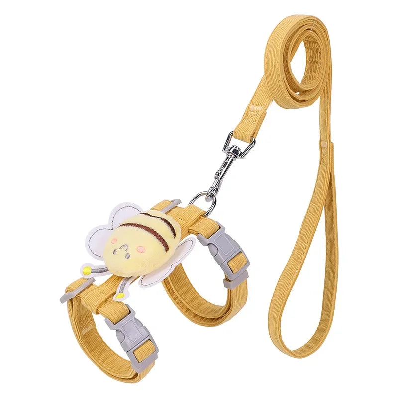 Ensemble assorti harnais pour chat et laisse de couleur ocre avec pendentif abeille. Visuel sur fond blanc montrant les boucles réglables et le mousqueton de sécurité. Harnais chaton doux et sécurisé, parfait pour les premières sorties sans danger. Les Trésors d'Owka.