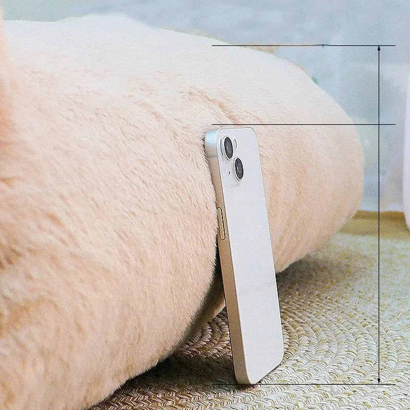 Zoom sur l'épaisseur exceptionnelle d'un panier chat beige comparé à la taille d'un smartphone. L'image montre le rembourrage haute densité de ce coussin pour chat ultra-moelleux. Lit sofa épais, chaud et ferme pour un confort type coussin a chat premium. Expertise qualité Les Trésors d'Owka.