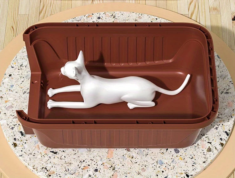 Vue de dessus de la base spacieuse d'une caisse de transport rigide marron, montrant une figurine de chat allongée pour illustrer le large espace intérieur et la profondeur du bac.