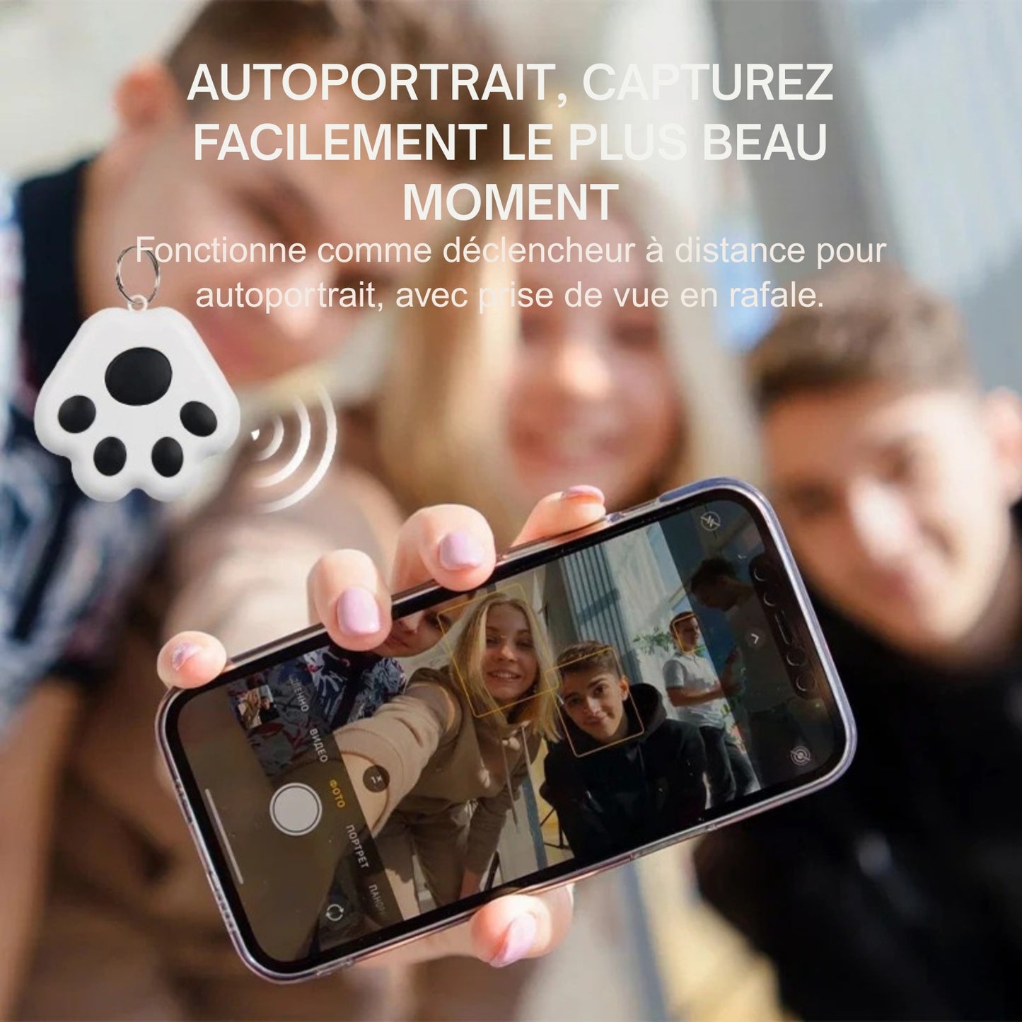 Traceur pour collier gps chat blanc en forme de patte utilisé comme déclencheur à distance pour prendre un autoportrait (selfie) de groupe sur smartphone. Le visuel illustre la fonction « Capturez facilement le plus beau moment » avec prise de vue en rafale. Un dispositif ultra-léger et pratique, idéal comme accessoire de collier gps pour chaton ou pour vos sorties entre amis avec ce collier gps polyvalent.