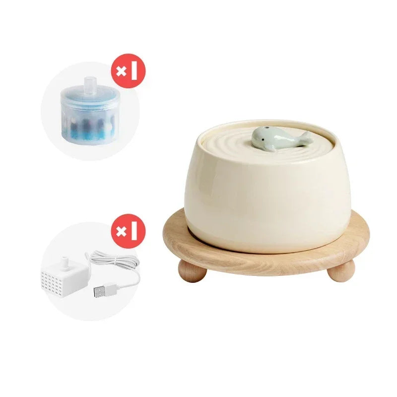 Kit complet fontaine à eau pour chat en céramique crème sur socle en bois, comprenant une pompe à eau USB et un élément filtrant haute performance.