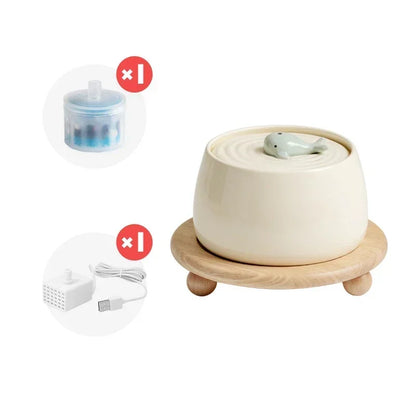 Kit complet fontaine à eau pour chat en céramique crème sur socle en bois, comprenant une pompe à eau USB et un élément filtrant haute performance.