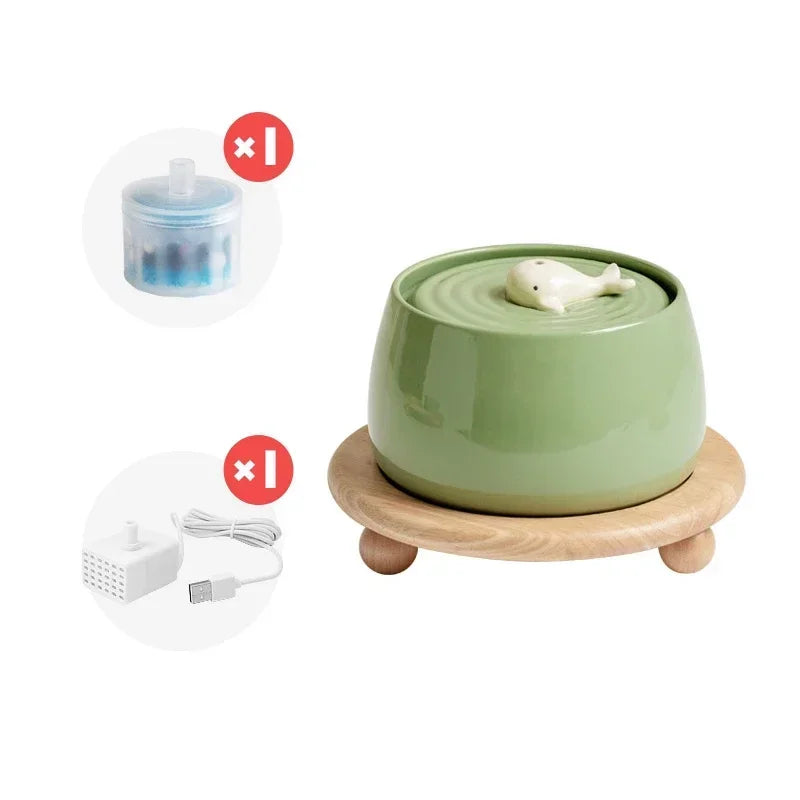 Pack complet comprenant une fontaine à eau pour chat en céramique verte sur socle en bois, incluant un filtre à charbon actif et une pompe à eau USB.