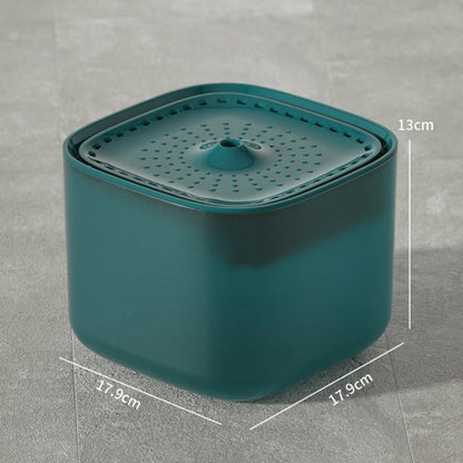 Fontaine à eau pour chat carrée bleu pétrole avec dimensions : 17,9 cm de largeur par 13 cm de hauteur, plateau supérieur perforé et design minimaliste sur sol gris.