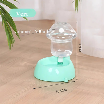 Fontaine à eau pour chat vert menthe en forme de champignon, capacité de 500ml, dimensions 17cm de hauteur par 16,5cm de largeur, avec réservoir d'eau transparent sécurisé.