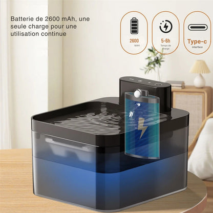 Fontaine pour chat sans fil avec batterie rechargeable de 2600 mAh et port USB Type-C. Infographie montrant l'autonomie et le temps de charge de la fontaine eau chat Les Trésors d'Owka. Fontaine chat design noire idéale pour une utilisation continue sans câble apparent.
