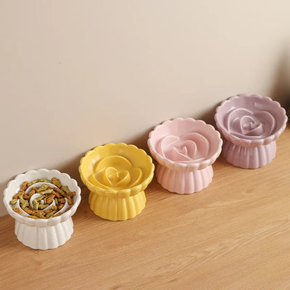 Collection de gamelle anti glouton pour chat surélevée en céramique. Déclinaison de la gamelle anti-glouton chat en blanc, jaune, rose et violet avec labyrinthe en forme de fleur. Une gamelle anti glouton ergonomique haut de gamme pour ralentir le repas et protéger les cervicales.