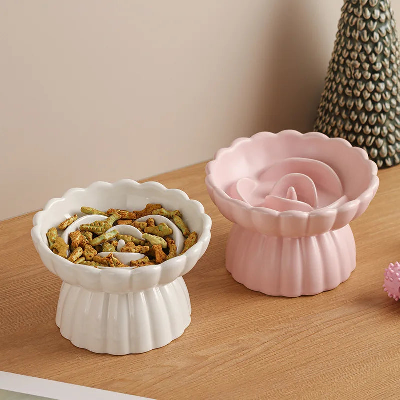 Duo de gamelle anti glouton pour chat surélevée en céramique blanche et rose. Ce bol design avec labyrinthe interne sert de gamelle anti-glouton chat pour ralentir l'ingestion. Une gamelle anti glouton ergonomique et esthétique qui prévient les vomissements et facilite la digestion.