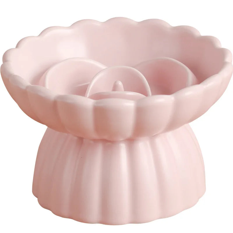 Gamelle anti glouton pour chat surélevée en céramique rose pastel. Cette gamelle anti-glouton chat au design ergonomique utilise un labyrinthe central pour ralentir le repas. Une gamelle anti glouton premium, saine et facile à nettoyer, idéale pour le confort digestif des chats gloutons.