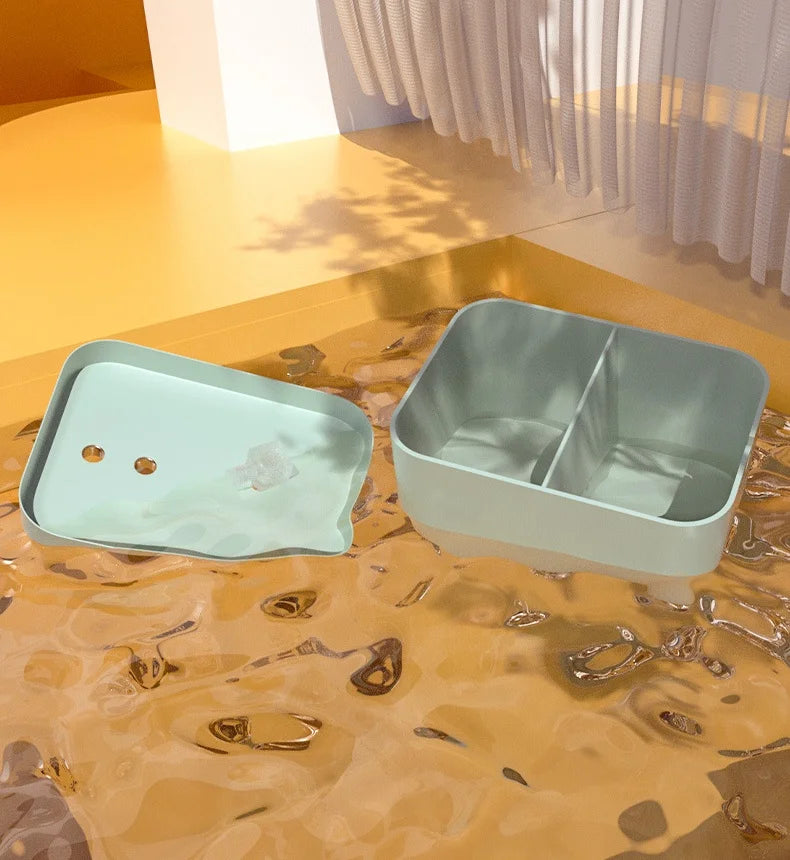 Gamelle double pour chat vert sauge au design rectangulaire minimaliste avec couvercle amovible et deux compartiments distincts pour l'eau et les croquettes.
