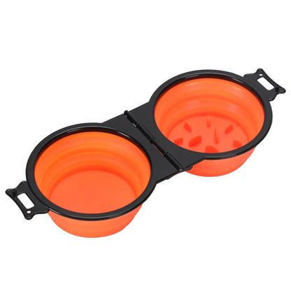 Gamelle pliable double orange et noire avec compartiment anti-glouton intégré. Accessoire Les Trésors d'Owka : gamelle pliable pour chat et chien en silicone pour le voyage. Gamelle voyage 2-en-1 compacte pour une digestion saine en extérieur.