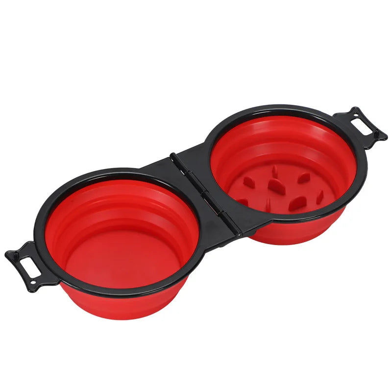 Gamelle pliable double rouge et noire avec compartiment anti-glouton intégré. Set Les Trésors d'Owka : gamelle pliable pour chat et chien en silicone pour le voyage. Gamelle voyage 2-en-1 compacte pour une digestion lente et saine en extérieur.
