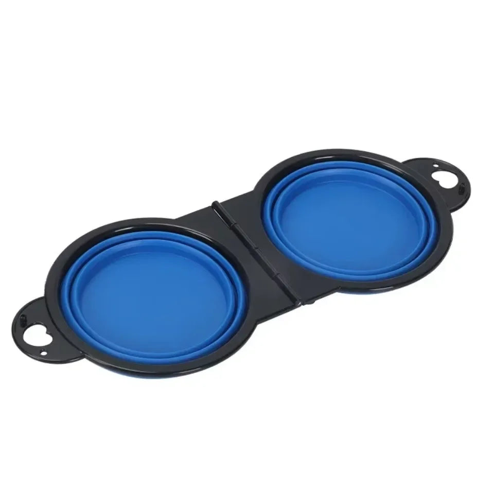 Gamelle pliable double pour chat et chien en silicone bleu et support noir. Accessoire Les Trésors d'Owka : gamelle pliable pour chat portable et compacte. Gamelle voyage 2-en-1 idéale pour servir eau et croquettes en randonnée ou sortie.