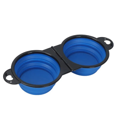 Gamelle pliable double bleue et noire en silicone pour chat et chien. Accessoire Les Trésors d'Owka : gamelle pliable pour chat compacte et portable pour le voyage. Gamelle voyage 2-en-1 idéale pour servir eau et croquettes en extérieur.