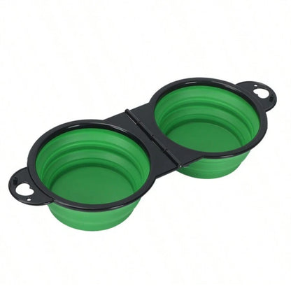 Gamelle pliable double verte et noire en silicone pour chat et chien. Accessoire Les Trésors d'Owka : gamelle pliable pour chat compacte et portable pour le voyage. Gamelle voyage 2-en-1 idéale pour servir eau et nourriture en extérieur.