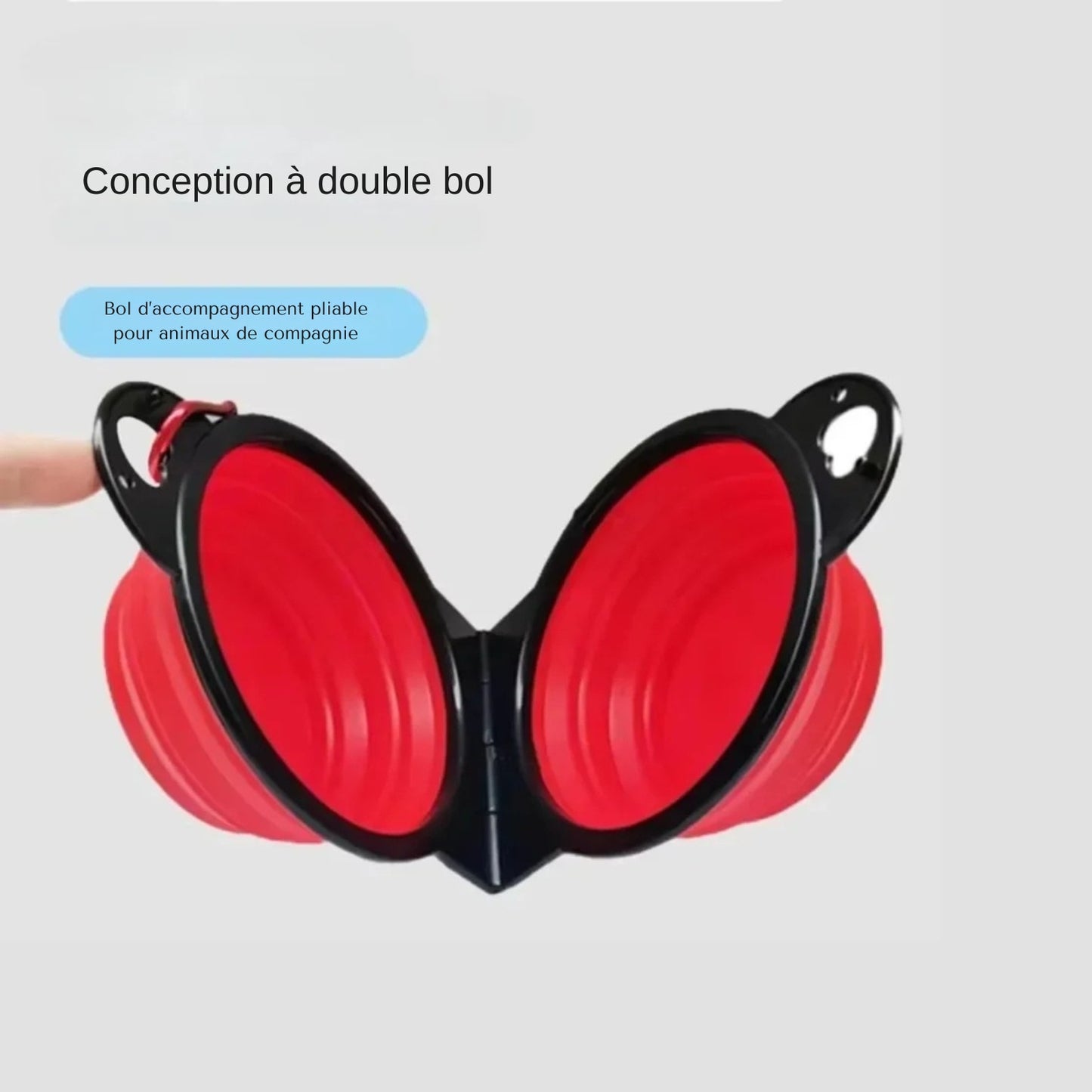 Gamelle pliable double rouge et noire en silicone avec mousqueton d'attache. Vue articulée de la gamelle pliable pour chat Les Trésors d'Owka ultra-compacte. Gamelle voyage 2-en-1 portable pour chien et chat idéale pour la randonnée.