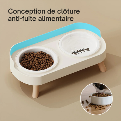 Infographie d'une gamelle pour chat double surélevée avec conception anti-fuite alimentaire pour garder le sol propre. Cette gamelle chat ergonomique en céramique et bois dispose d'un rebord de protection arrière pour éviter les projections de nourriture. Un ensemble de gamelle duo idéal pour un coin repas hygiénique et ordonné.