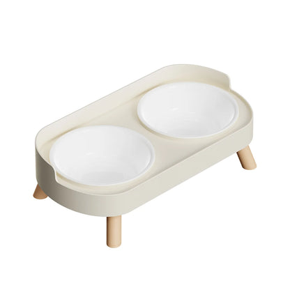 Gamelle pour chat double surélevée au design scandinave blanc crème avec deux bols amovibles en céramique blanche et pieds en bois clair. Cette gamelle chat orthopédique de luxe assure un confort cervical optimal et une hygiène parfaite grâce à ses matériaux nobles et durables. Une gamelle duo robuste et élégante pour un coin repas zen et épuré.
